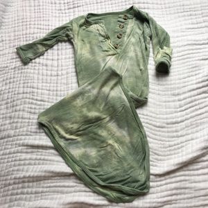 Newborn knotted gown